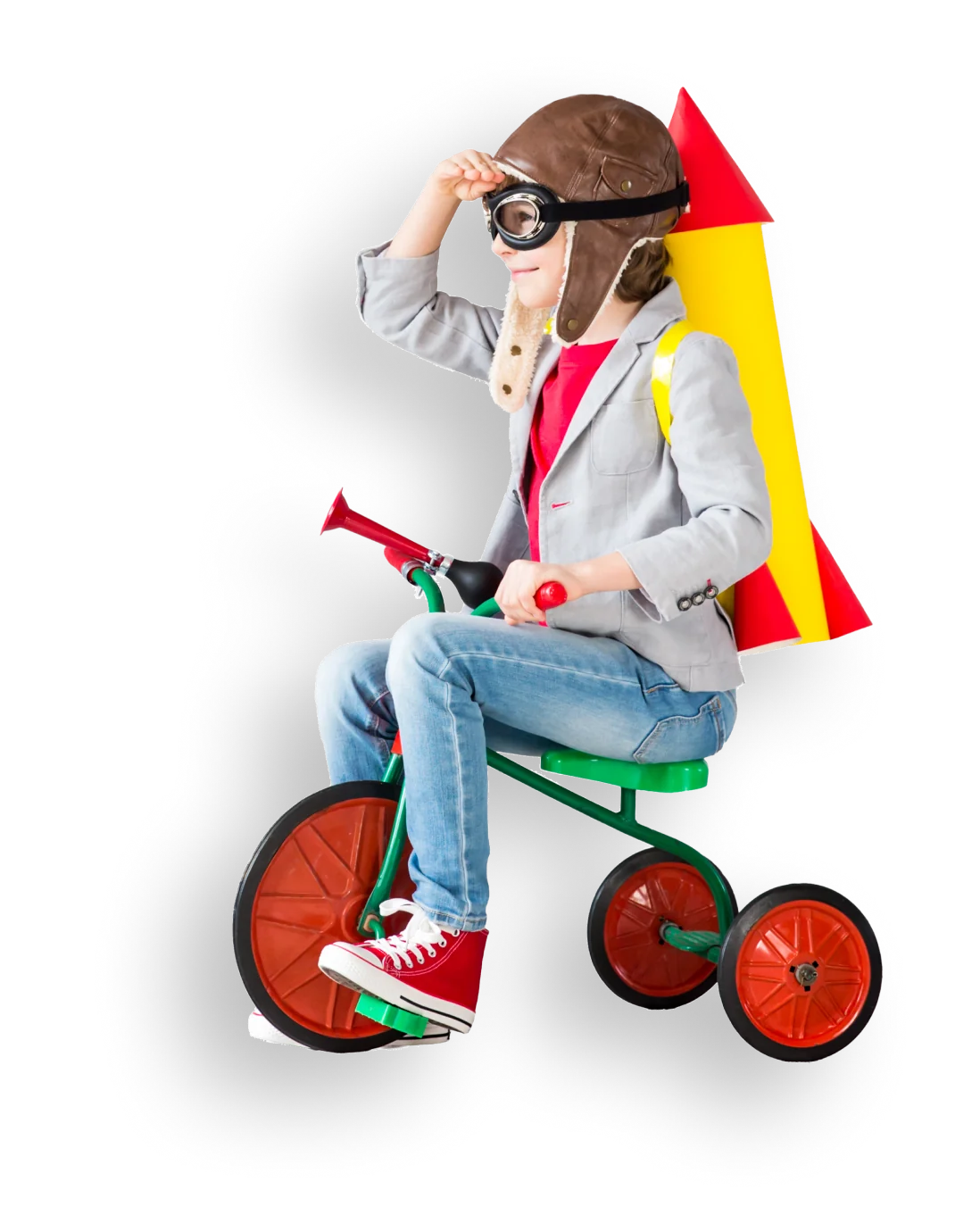 Criança fantasiada de foguete em um triciclo